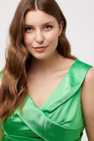 Ulla Popken 817135 A-lijn avondjurk met V-hals Groen - Avondjurken - Grote maten avondkleding