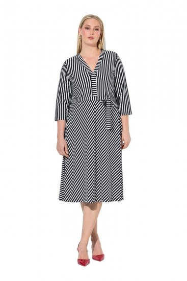 Ulla Popken 848052 Gestreepte midi-jurk met strikceintuur Zwart - Midi jurken - Midi-jurken in grote maten