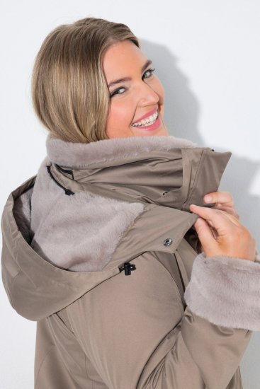 Ulla Popken 850509 Jas van imitatiebont Taupe - Jassen - Grote maten jassen voor dames