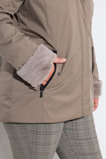 Ulla Popken 850509 Jas van imitatiebont Taupe - Jassen - Grote maten jassen voor dames
