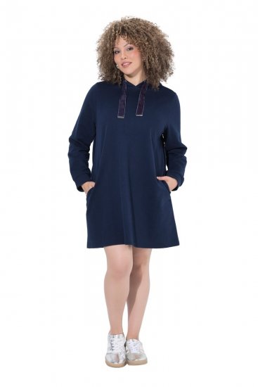 Ulla Popken 853652 Fluwelen jurk met capuchon Donkerblauw - Avondjurken - Grote maten avondkleding