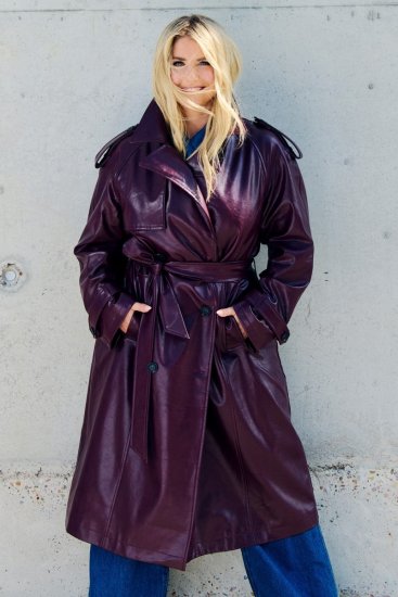 Ulla Popken 855617 Trenchcoat met leerlook en strikceintuur Wijnrood - Jassen - Grote maten dames jassen