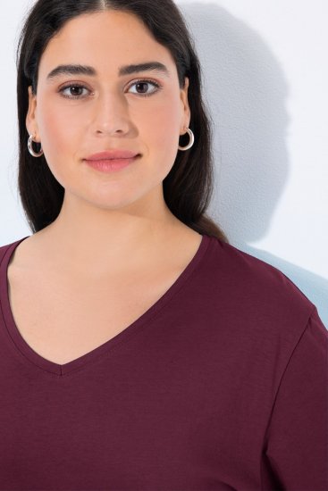 Ulla Popken Back To Basics V-Neck Relaxed Fit Cotton Tee Dark Berry - T-shirts - Dames-T-shirts in grote maten