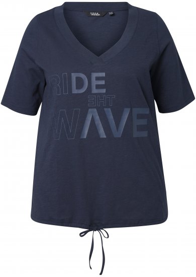 Ulla Popken Ride The Wave Short Sleeve V-Neck Graphic Tee Navy Blue - Bedrukte T-shirts voor dames - 